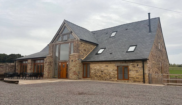 TWO PARKS BARN, with open fire in Ross-On-Wye