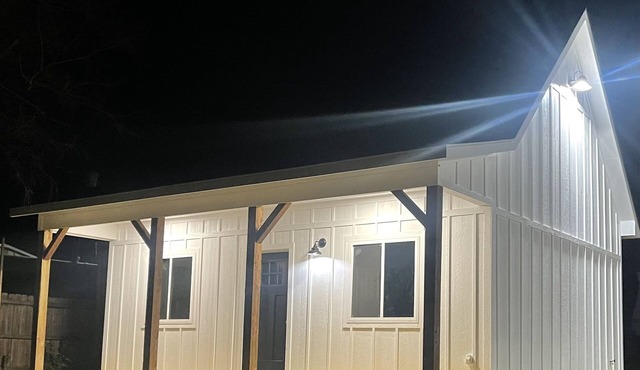 TWO PEAKS-North:NEW modern cabin-vaulted wood ceiling-Lake Texoma- AWESOME RATES
