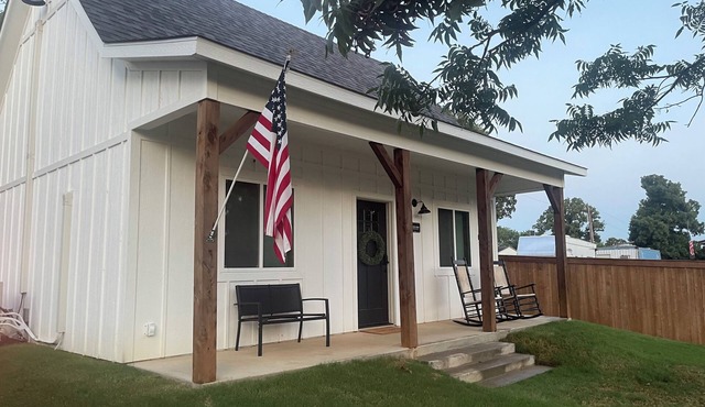 TWO PEAKS-South: New Cozy Cabin-Vaulted Wood Ceiling-Near Lake Texoma & Casinos.