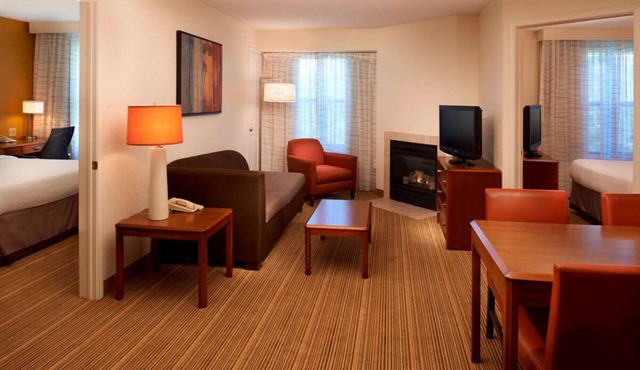 TWO Pet-friendly 2BR Suite with Full Kitchen! Free Breakfast, Swimming Pool