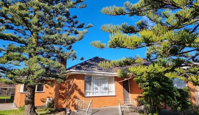 Two Pines, house near airport and shopping!