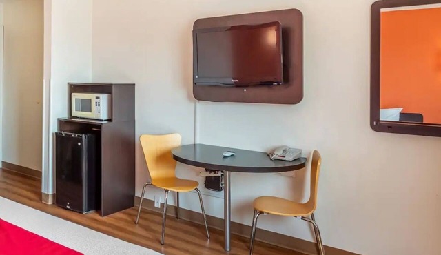 Two Queen Beds for Extended Stays: Value, Comfort, and Free WiFi