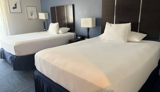 Two Queen Jacuzzi Balcony Retreat with Free Breakfast Near Beach and Pier