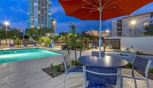 Two-Queen Layout Near Phoenix Zoo & Papago Park | Outdoor Pool & Rooftop Bar