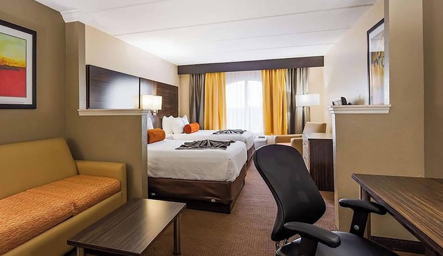 Two Relaxing Rooms with & Outdoor Pool | Free Parking, Near Universal Studios