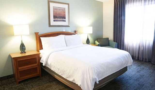 TWO Relaxing Suites with Full Kitchen and Free Breakfast! Pool, Pets Allowed!
