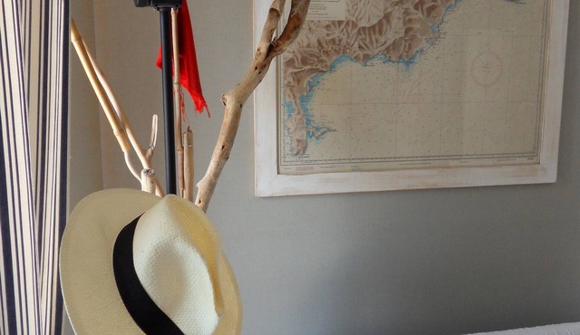 Two-room central apartment, 2 large balconies, 100 m from the beach, private parking