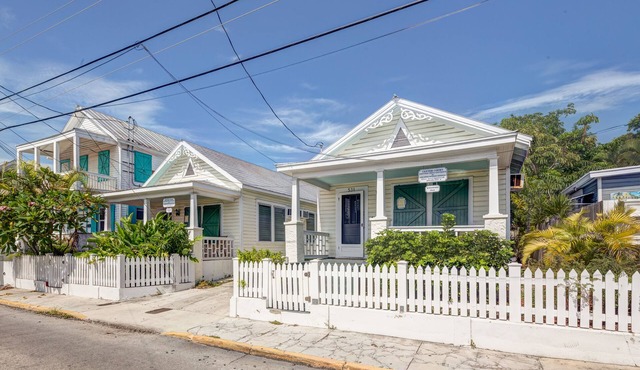 Two Rustic Cottages with Private Hot Tubs & Private Parking - Dogs OK