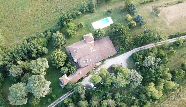 Two self-catering apartment with pool, Pyrénées views and many amenities