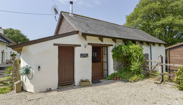 TWO SHOES COTTAGE, pet friendly, with open fire in Sourton Down