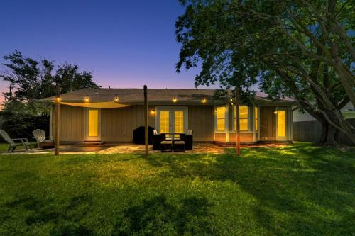 Two Spaces in One Main House and Guest House 25 Min to PCB