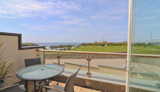 Two storey apartment with balcony and sea views opposite the beach