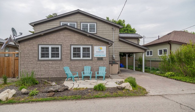 Two Storey on Bessie - only a minute walk to the Beach!