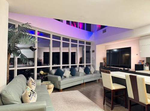 Two Storey Penthouse with 2 Parkings and Lake & City Views