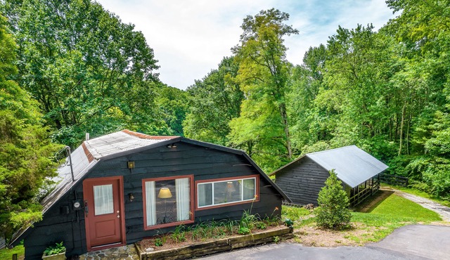 Two-story barn home with free WiFi, full kitchen, & gas grill - dog-friendly