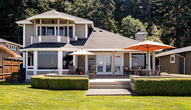 Two-story, bay front retreat with a deck, direct beach access, and washer/dryer