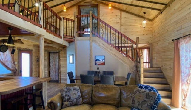 Two Story Cabin. 2 Bedrooms, with Loft and Full Kitchen. 2 Balconies, Sleeps 8