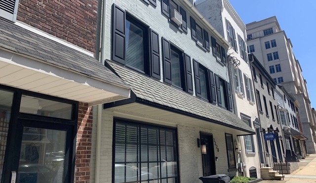 Two-story condo in luxury townhouse. Free parking.