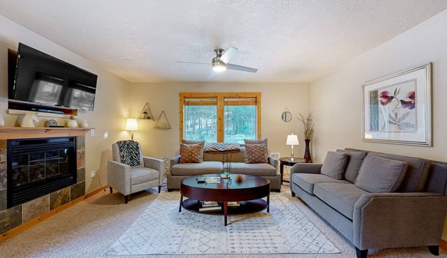 Two-story condo with great patio, blocks to downtown & Payette Lake