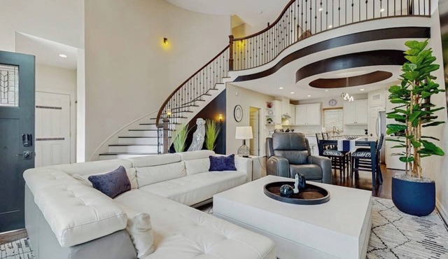 Two-story family-friendly house with private patio, WIFI, close to downtown