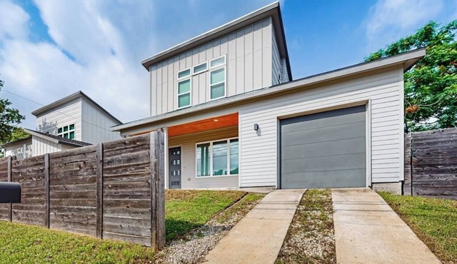 Two-story family-friendly house with private patio, WIFI, close to downtown