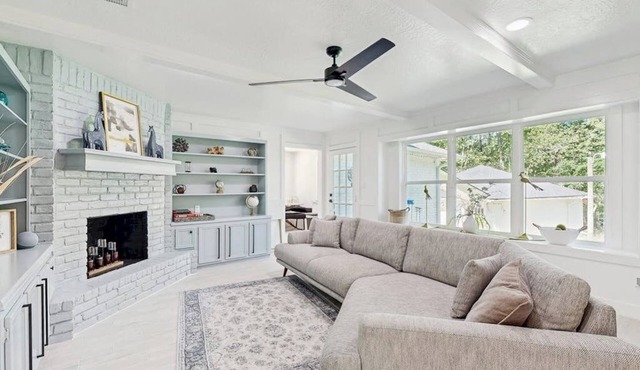 Two-story family-friendly house with fenced yard, patio, WIFI and creek view