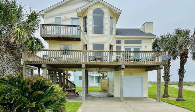 Two-story Gulf view retreat with furnished deck, washer/dryer, central AC