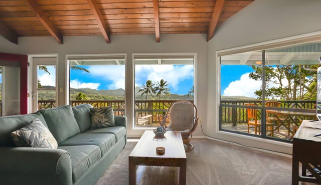Two-story house with wraparound lanai, WiFi, amazing views