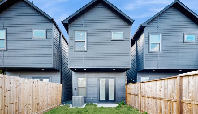 Two-Story Modern Home with full kitchen, patio, yard, WIFI, TVs & office space