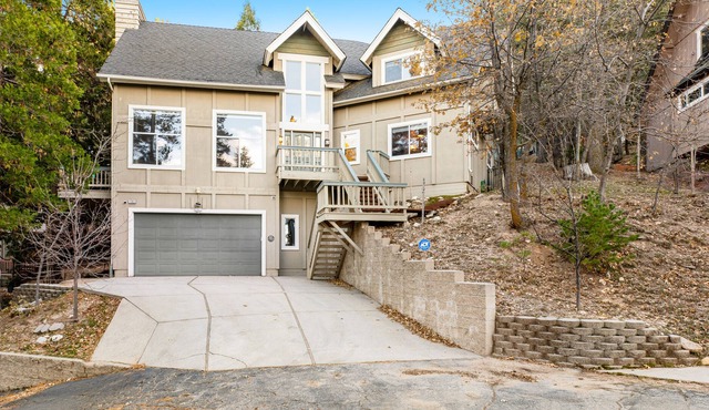 Two-story mountain retreat with two fireplaces & a furnished deck - near golf