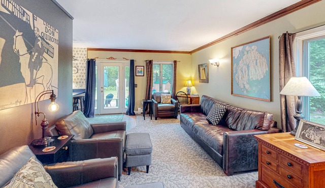 Two-story mountain view home with a full kitchen, fast WiFi, firepit, & patio