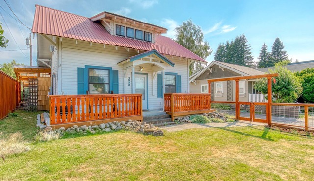 Two-story, mountain view getaway with wood stove, BBQ & fast WiFi