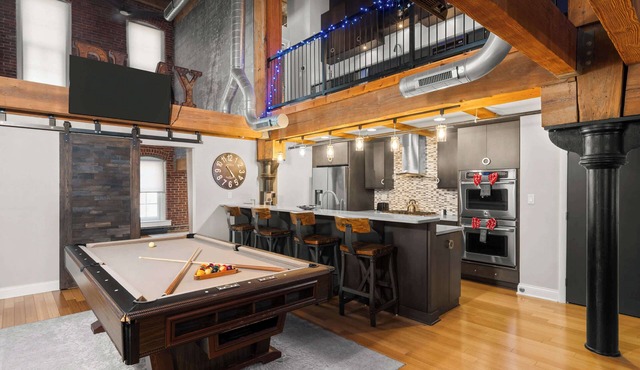 Two Story Penthouse - Walk to the Convention Ctr