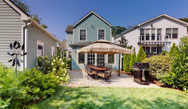 Two-story retreat near the harbor with a washer/dryer, patio, & gas fireplace