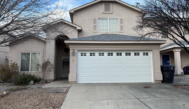 Two-story, three-bedroom casa less than 2 miles from Albuquerque Balloon Fiesta!