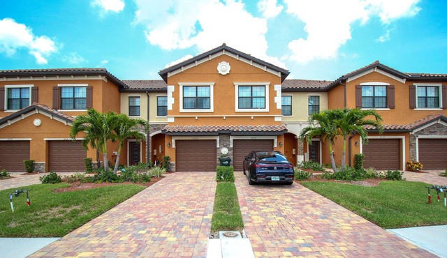 Two-story townhouse, Villa Tuscany