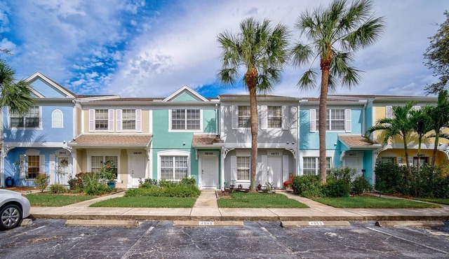 Two Story Unit Townhome, WiFi, Tennis, Stainless Kitchen, Heated Pool, Close to Interstate