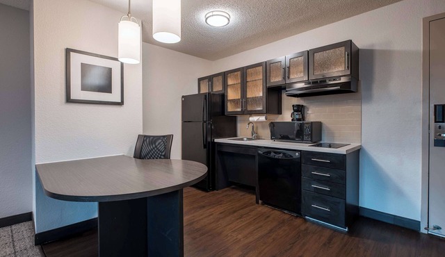 Two Suites Queen Bed | Full Kitchen | Free Parking