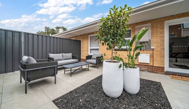 Two Tea House—Contemporary Courtyard Comfort