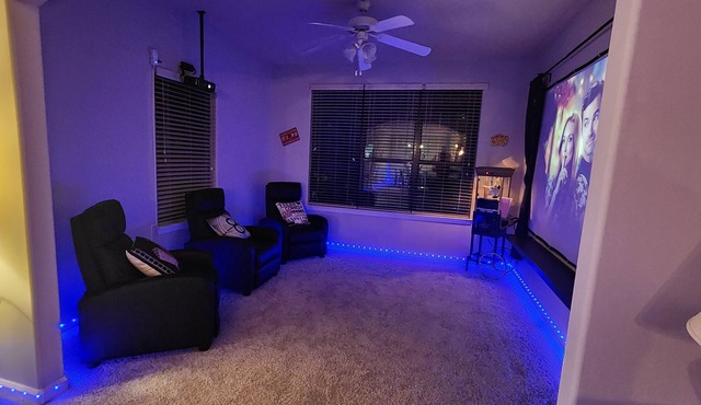 Two the MovienSpacious 2 BedroomnClose to everything! SLEEPS -7nInstant Booking