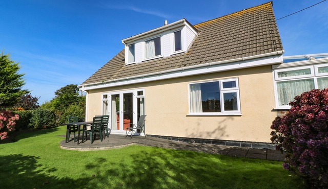 TWO THREES, family friendly, with a garden in Rosudgeon