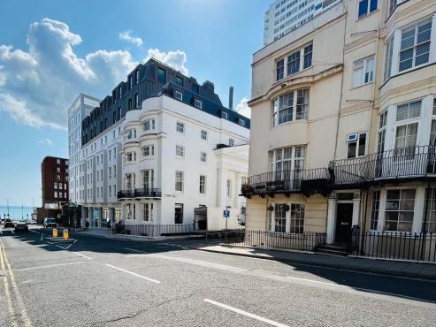 Two Top Central Unique Artisan Beach Studios - Spa Cabin inside
