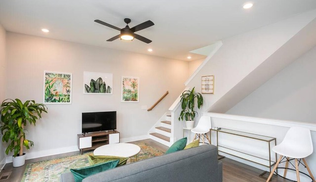 Two Townhome Combo w Parking 12 min to DT