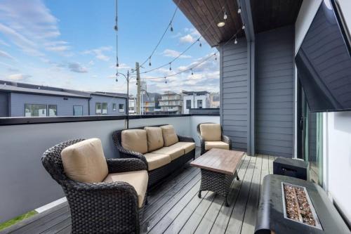 Two Townhomes Blue Dreams and Rustic Elegance