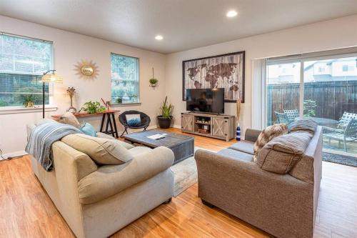 TWO townhomes for your giant group!