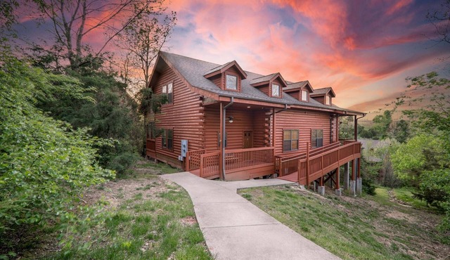 Two Walk-In Connected Cabins in the Heart of Branson, Golf and Ticket Discounts! Sleeps 14