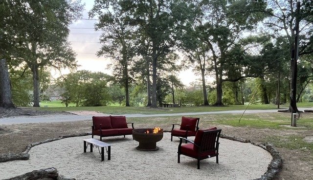 TWO Waterfront Cottages: 1 Modern, 1 Old-Fashioned + 2.5 acres on BAYOU!