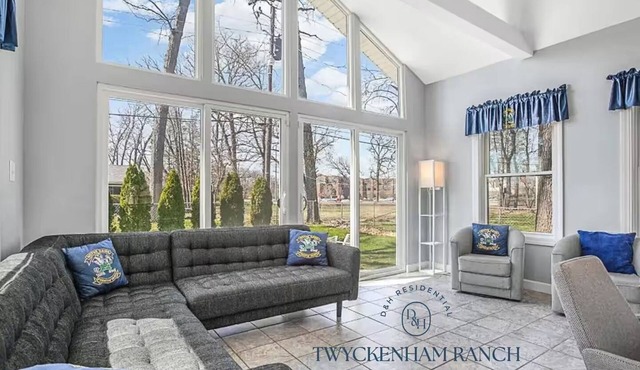 Twyckenham Ranch - Walk to ND Campus!