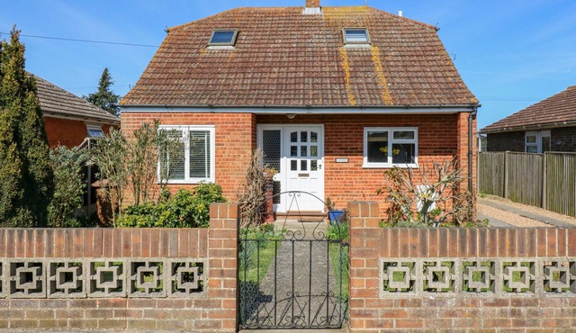 TWYNHOLM, pet friendly, character holiday cottage in Warden