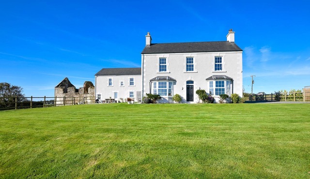 Tŷ a Chaban Carmel - Carmel House and Cabin - sleeps 22, stunning views, hot tub & wood burner